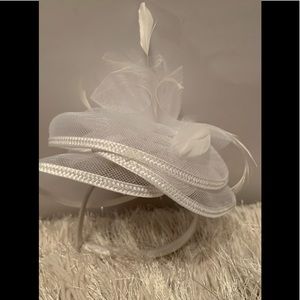 Vintage white feather head piece/hair, gorgeous with white feathers, unbranded